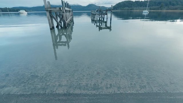 Riflessi nell'acqua sul lago Nahuel Huapi in Patagonia