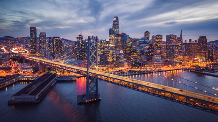Luchtfoto stadsgezicht uitzicht op San Francisco en de Bay Bridge bij nacht