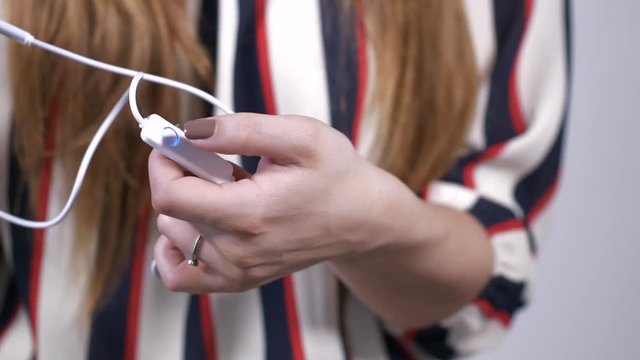 mani di donna connettono un dispositivo USB