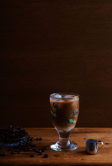 レトロなグラスのアイスコーヒー