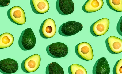 Fototapete Küche Frisches Avocado-Muster auf grünem Hintergrund flach