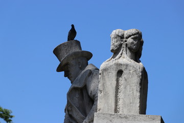Obraz premium statue of a man with a top hat with a bird perched on his hat, Rome Italy