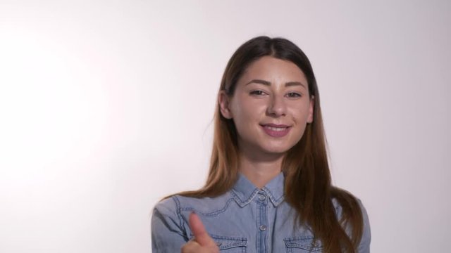 Ragazza fa Ok con la mano