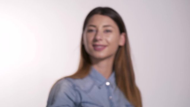 Ragazza fa Ok con la mano