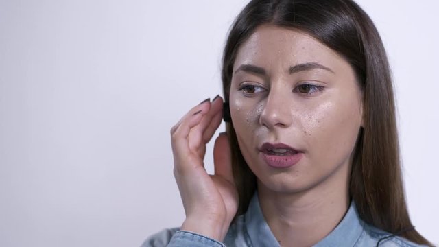 Ragazza con auricolari ascolta la musica e parla al telefono