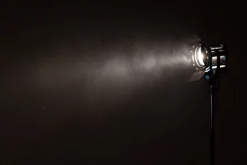 Tuinposter Studiospotlight gebruikt voor achtergrondproductiefilm. silhouet wazig led-verlichting met rook in donkere kamer. elektrisch gereedschap voor fotografie, videomaker, cinematografie © Rattanachai