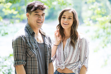 Obraz premium Young hispanic couple in nature