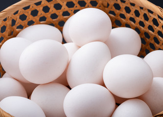 カゴに入ったたくさんの新鮮な卵