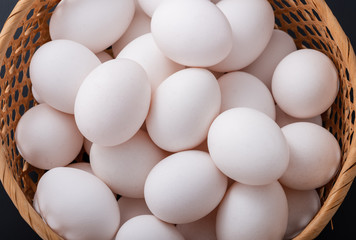 カゴに入ったたくさんの新鮮な卵