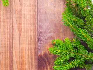 Naklejka premium Christmas tree branches on wood background