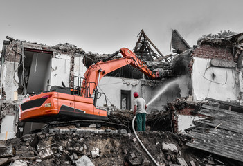 Bagger mit Reißzahn bei Abbrucharbeiten