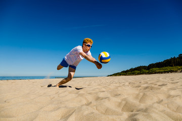 Man playing volleball