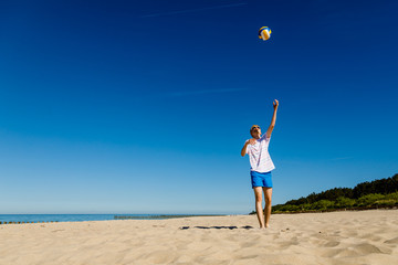 Man playing volleball