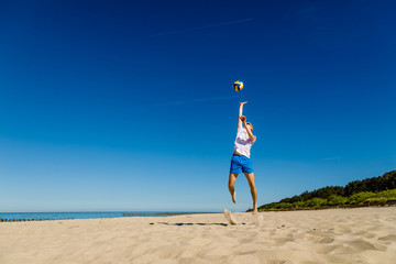 Man playing volleball