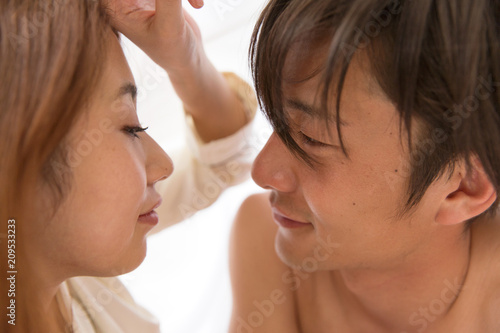 見つめ合う男女 Wall Mural Wallpaper Murals Wallsheaven Kei907 見つめ合う男女 Wall Mural Wallpaper Murals Wallsheaven Kei907