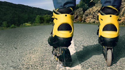 Skater auf einsamer Strasse