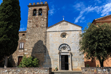 Fototapeta na wymiar Die Vorderseite der katholischen Kirche Chiesa di San Giusto, in Suvereto, Toskana, Italien