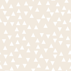 Fototapeta premium Lekkie geometryczne tło z trójkątów. Jednolite wzór Dwa kolory beżowy i biały. Ilustracji wektorowych