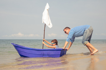 Naklejka premium Father and son playing on the beach at the day time.