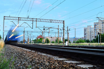 Pociąg przejeżdżający blisko po torach kolejowych. © W Korczewski