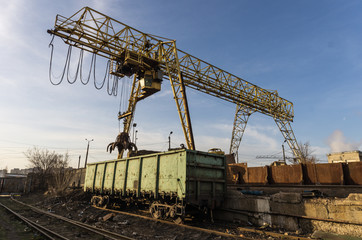 Fototapeta na wymiar Large lifting crane with manipulator.