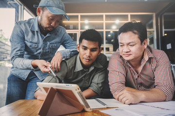 Obraz premium businessteam discussing ideas and planning about profits summary