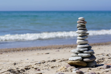 Fototapeta na wymiar stones pyramid on the beach