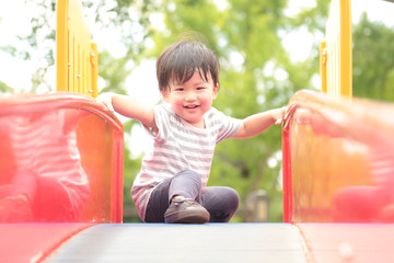 遊ぶ男の子