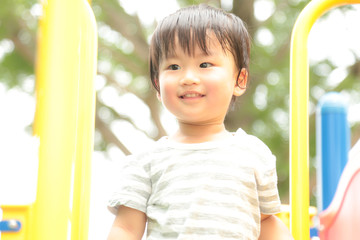 遊ぶ男の子