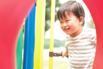 遊ぶ男の子