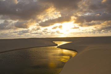 【ブラジルの観光地】レンソイス・マラニャンセス国立公園の夕焼け