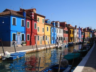 Fototapeta na wymiar Burano, façades de maisons colorées traditionnelles au bord d'un canal (Italie)