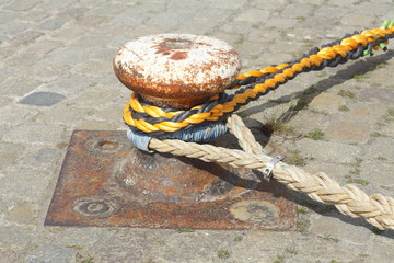 Schiffstau, Schiffspoller , Poller im Hafen