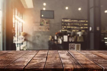 Wandaufkleber Leere alte Holztischplatte und verschwommener Bokeh-Café- und Coffeeshop-Innenhintergrund mit Vintage-Filter - kann für die Anzeige oder Montage Ihrer Produkte verwendet werden. © bunditinay
