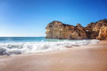 Foto auf Acrylglas Meer / Ozean Algarve, Portugal, eine atemberaubende Meereslandschaft mit gelben Felsen und azurblauem Wasser. Die Schönheit der Natur und die Kraft des Ozeans
