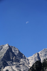 Berge und Mond