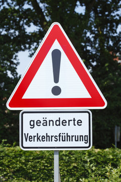 Verkehrsschild Gefahrstelle,  Ge&auml;nderte Verkehrsf&uuml;hrung