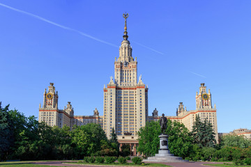 Fototapeta premium Widok na Moskiewski Uniwersytet Państwowy (MSU) na tle Pomnik Łomonosowa w słoneczny letni wieczór