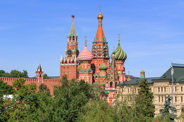 Obraz premium St. Basil's Cathedral with Moscow Kremlin on a blue sky background. View from Zaryadye Park