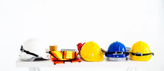 Schutzhelm- und Ausrüstungsarbeiten der Ingenieure, Konstruktion am weißen Tisch. © Sun13