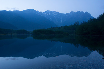 Obraz premium 上高地大正池から望む夕刻の穂高連峰／長野県松本市