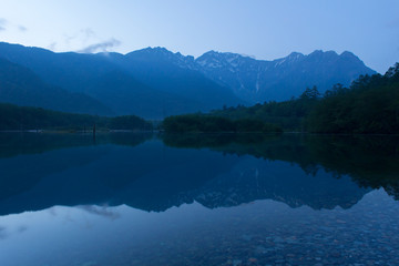 上高地大正池から望む夕刻の穂高連峰／長野県松本市