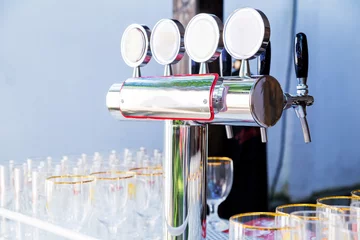 Küchenrückwand glas motiv Biergläser und ein Bierhahn auf der Sommerterrasse © ribalka yuli