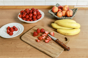 How to make ice cream dessert with fresh strawberries and bananas