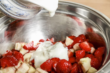 How to make ice cream dessert with fresh strawberries and bananas