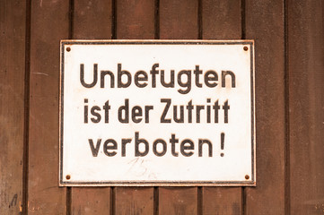 Verbotsschild, unbefugten ist der Zutritt verboten!