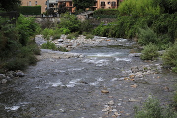 Fluss Adda durch Morbegno, Morbend in der Provinz Sondrio in Italien