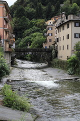 Fototapeta na wymiar Fluss Adda durch Morbegno, Morbend in der Provinz Sondrio in Italien