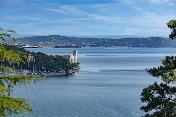 Castello di Miramare sullo sfondo del golfo di Trieste, con panorama del Carso - obrazy, fototapety, plakaty