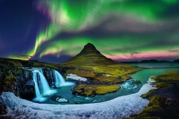 Selbstklebende Fototapete Nordlichter Nordlicht, Aurora borealis bei Kirkjufell in Island. Kirkjufell-Berge im Winter.
